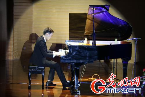 师生同台演绎钢琴名曲 促进教学相长